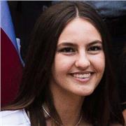 Studentessa universitaria offre aiuto compiti per scuola elementare/media